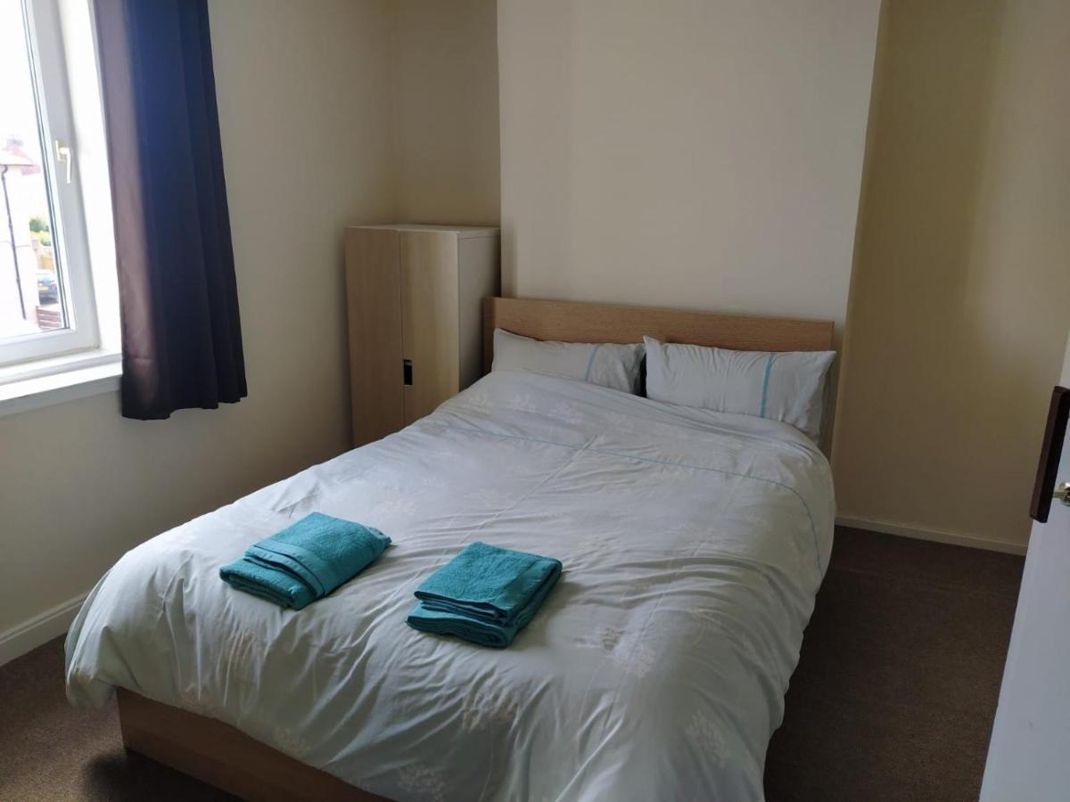 Self Catering 2 Bedroom Flat, Frequent Buses, 1-Minute Walk To Bus Stop, 20 Minutes To City Center Εδιμβούργο Εξωτερικό φωτογραφία